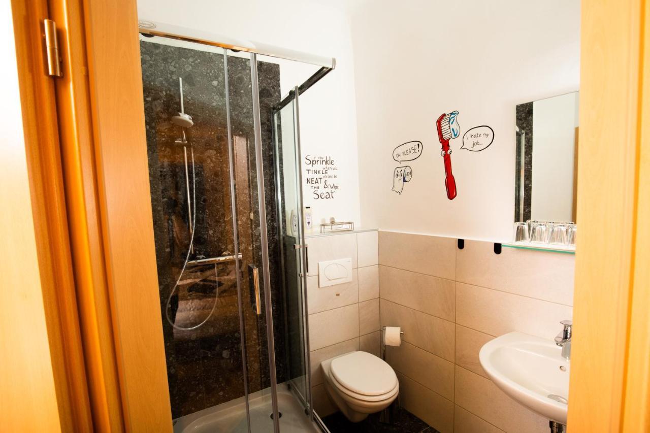 Deznik Vandrerhjem Ljubljana Eksteriør bilde